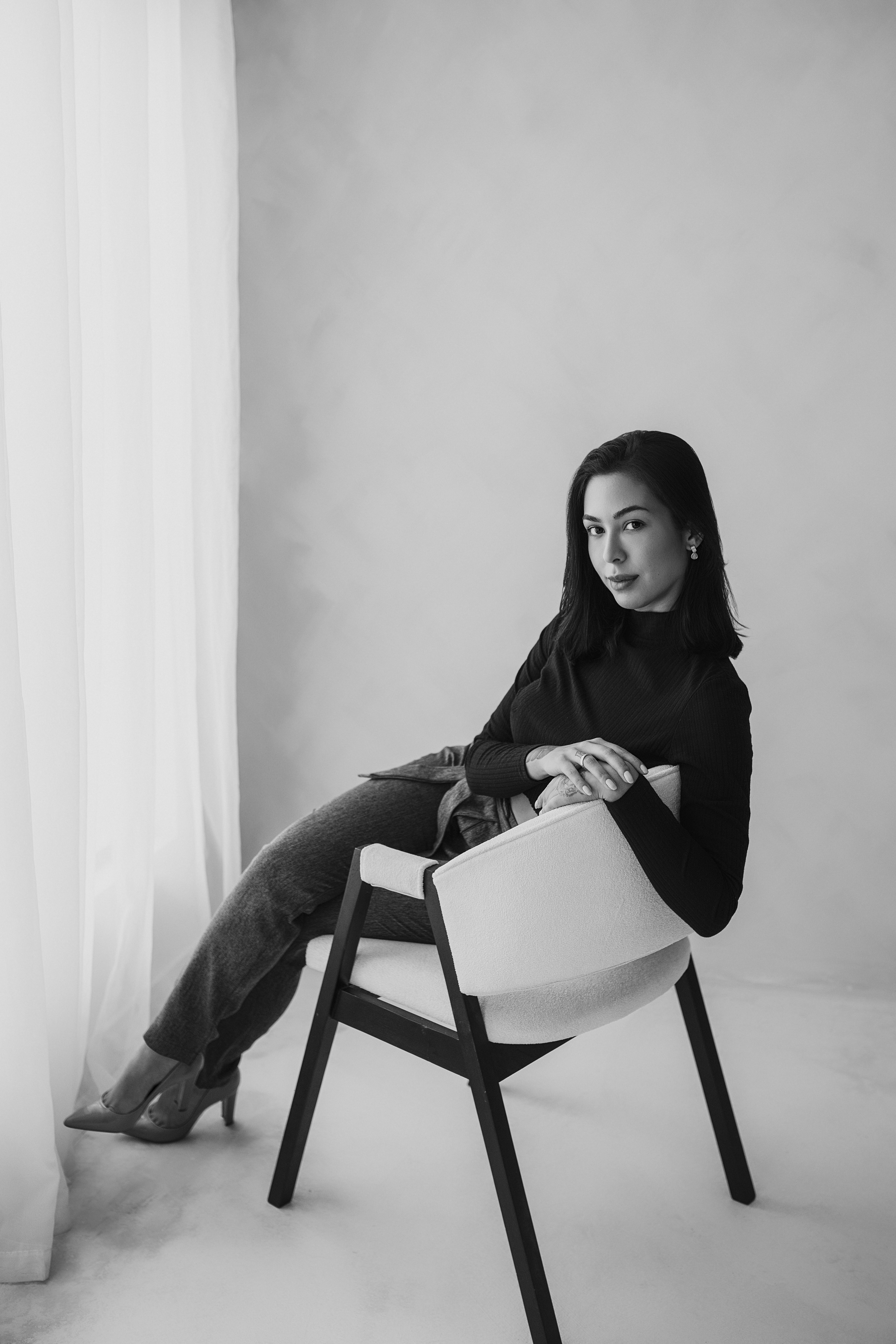 Foto profissional em preto e branco de Natália Lanzarini